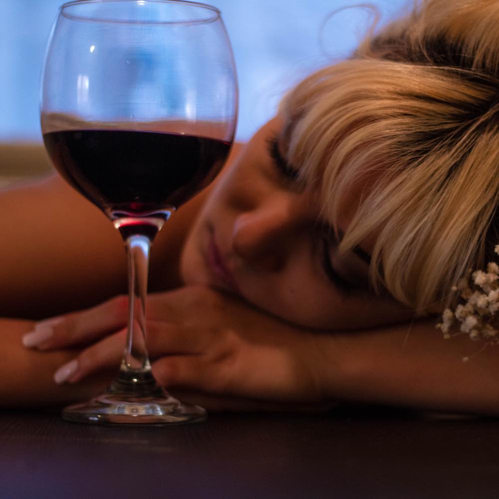 Tényleg jobban alszunk az alkoholtól?